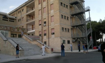 Ventiduenne si suicida lanciandosi dal terzo piano delle scale antincendio del 'Santa Caterina Novella'