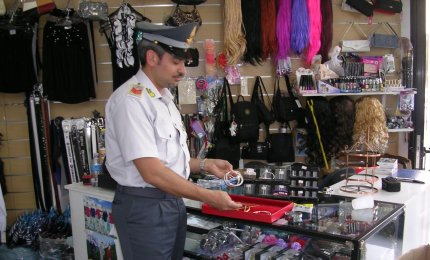 Sequestrata merce per oltre 230000 euro, denunciati gli esercenti cinesi