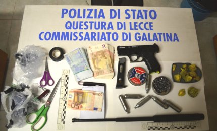 Nascondeva in bagno eroina e ventunomila euro, arrestato