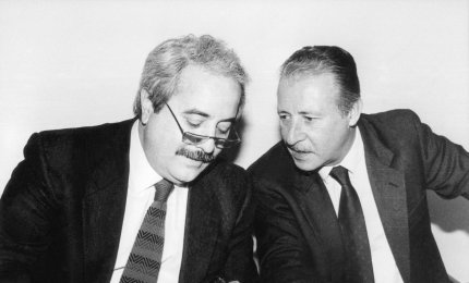 "Fuori la mafia...!"