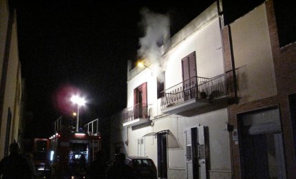 Fuoco sulle scale, paura in via Emilia