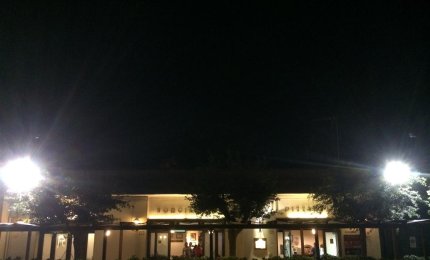 Il viale Santa Caterina Novella è ancora al buio. La norcineria 'I vitelloni' lo illumina a spese proprie