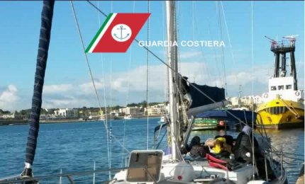 Veliero alla deriva a Porto Badisco, salvati 57 migranti