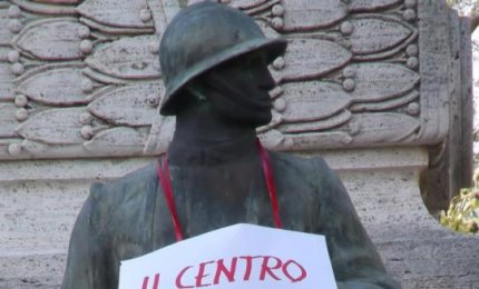 Un cartello sul Milite Ignoto per protestare contro il megaparco. Violata anche la Lampada senza luce