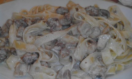 Pappardelle con funghi porcini  salsiccia e panna