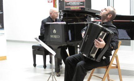 Il bandeonon di Satto ed il pianoforte di Favero commuovono "I Concerti del Chiostro'