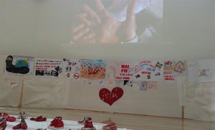 Fiocchi bianchi, scarpette rosse e poesia per dire "no" alla violenza sulle donne