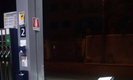 Assalto con un carro-attrezzi alla Q8 di via Corigliano