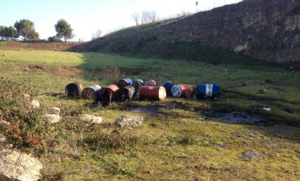 Ventotto fusti pericolosi sequestrati dai NOE in una scarpata della Maglie-Lecce