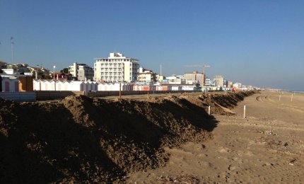 Manutenzione delle spiagge. La burocrazia gallipolina non consente ciò che a Riccione si può fare