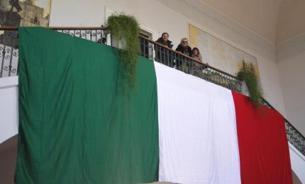 Il grande tricolore a Palazzo dei Celestini per il Presidente della Repubblica
