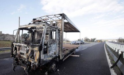 Armati contro un portavalori, assalto tra le fiamme