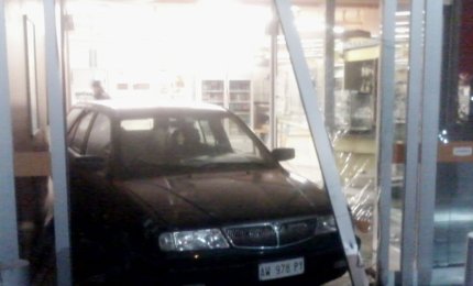 Sfondano con l'auto l'ingresso della Conad per rubare il Bancomat