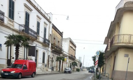 Sassi ed asfalto come proiettili in via Diaz