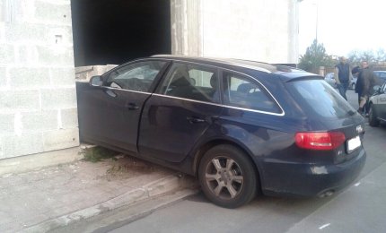 Audi abbatte lamiere e mattoni di una casa in costruzione, guidatore illeso