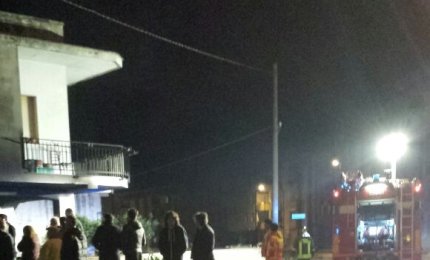 Auto in fiamme nella notte, paura in via D'Acquisto
