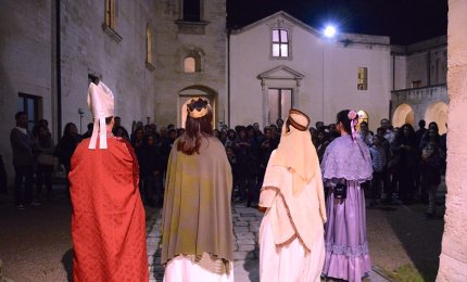 Intrigante visita al castello di Carlo V con gli attori di Improvvisart