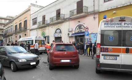 Scontro fra due auto in via Turati, ventunenne scende dalla sua Punto e si accascia a terra con la testa insanguinata