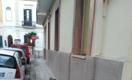 Quel televisore sul marciapiede in via Pavia