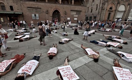 Violenza sulle donne, solo la dura lotta femminile può batterla