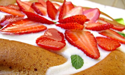 Torta al cocco con le fragole senza zucchero
