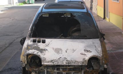 Fiamme nella notte, incendiata un'auto