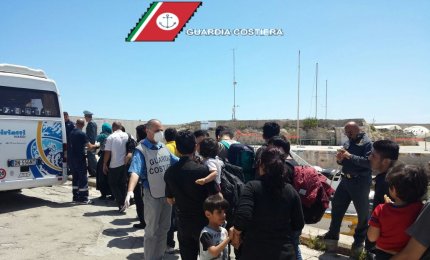 Soccorsi 75 migranti a bordo di un veliero al largo di Tricase