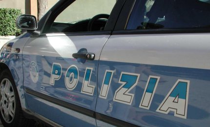 Le promettono un lavoro e la alleggeriscono di duemila euro