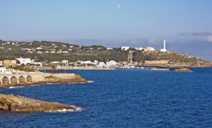 Salvati 34 migranti abbandonati su un gommone al largo di Leuca