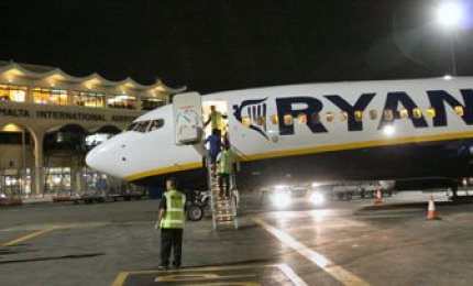 Perdono l'aereo e tentano di bloccarlo in pista. Fermati a Malta un galatinese ed una ragazza di Aradeo