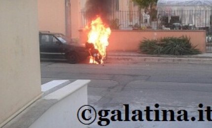 Vanno a fuoco uno scooter e una Polo in via Brescia a Galatina
