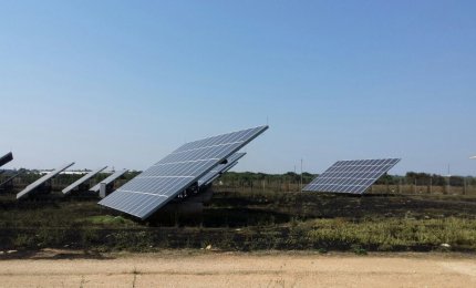 Il fuoco minaccia il campo fotovoltaico sulla Galatina-Lecce