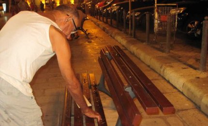 Scherzo di cattivo gusto, colla sulle panchine del 'Canneto'