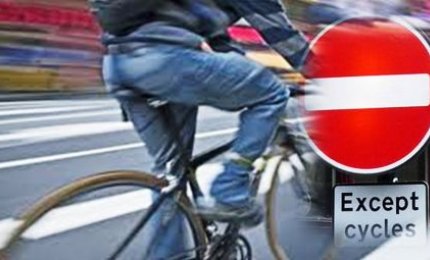 In bicicletta contromano e con il cellulare, multa di 482 euro