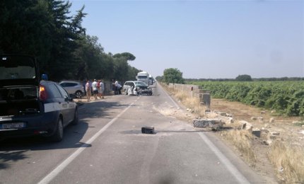 Auto fuori controllo abbatte due muri, perde il motore e rimane distrutta, miracolosamente indenni gli occupanti