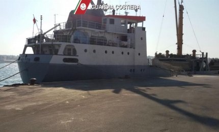 Nave albanese bloccata nel porto di Otranto