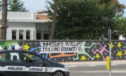 In via Ugo Lisi appare uno striscione anti immigrati
