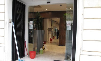 Cadono alberi e pali. Allagato il negozio di Largo