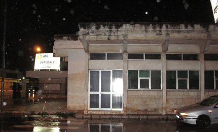 Investita a dieci metri dall'ospedale giace ferita per venti minuti sull'asfalto aspettando l'ambulanza