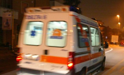 Donna cinquantenne si lancia dal terzo piano