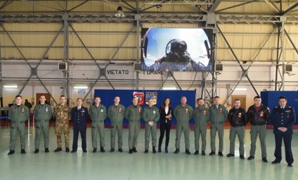 Presentato agli studenti salentini il calendario 2016 dell'Aeronautica Militare