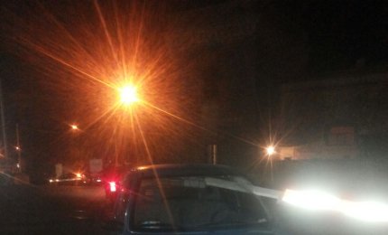 Una sbarra del passaggio a livello sfonda il parabrezza dell'auto, indenne il conducente