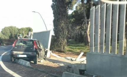 Nuova rotatoria sulla via per Lecce, un'altra auto non la vede e finisce fuori strada