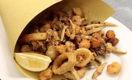 Cartocci di pesce fritto a “miglio zero”
