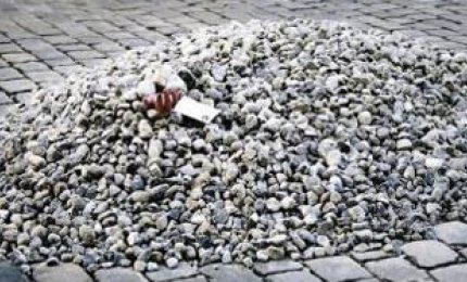 Si mise a scrivere col dito per terra