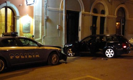 Scontro in via Soleto fra auto della Polizia e banditi dell'Audi nera, esplosi colpi di pistola