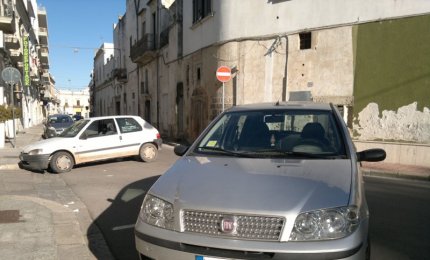 Gli rubano la macchina. Insegue e blocca il ladro