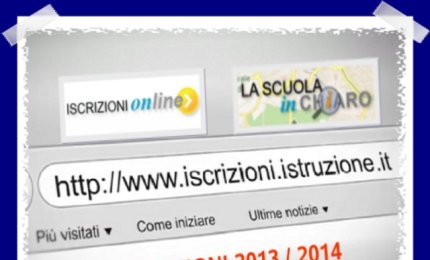 I volontari del servizio civile aiutano gli studenti a iscriversi via web