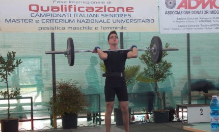 Sollevamento pesi. La passione di un giovane nohano