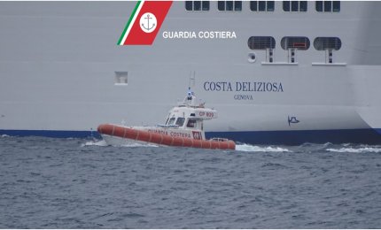 Le motovedette della Guardia Costiera di Otranto prelevano dalla Costa Deliziosa due minorenni in preda a forti dolori addominali